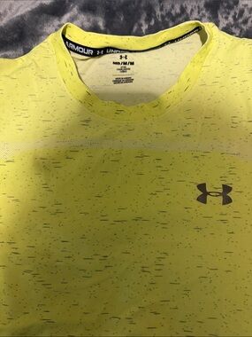 Under Armour Men’s Neon Yellow Short-Sleeve Performance Tee with Black Logo